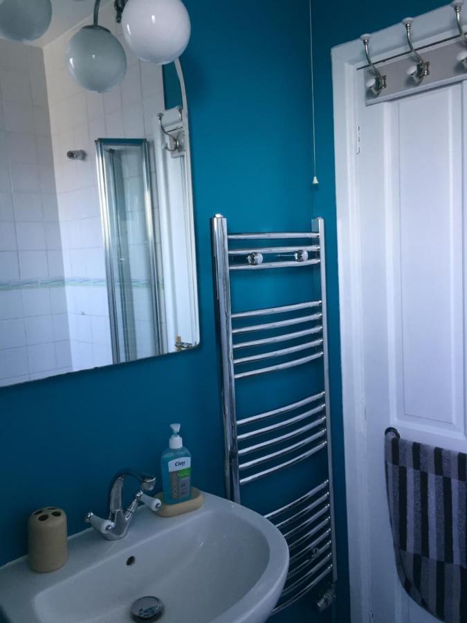 Lovely Three Bedroomed House, Parking 2 Cars London Exterior foto